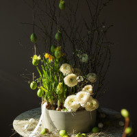 Пасхальная композиция с ранункулюсами и нарциссами в стильном кашпо