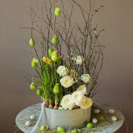 Пасхальная композиция с ранункулюсами и нарциссами в стильном кашпо