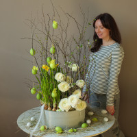 Пасхальная композиция с ранункулюсами и нарциссами в стильном кашпо