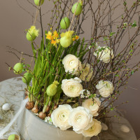 Пасхальная композиция с ранункулюсами и нарциссами в стильном кашпо