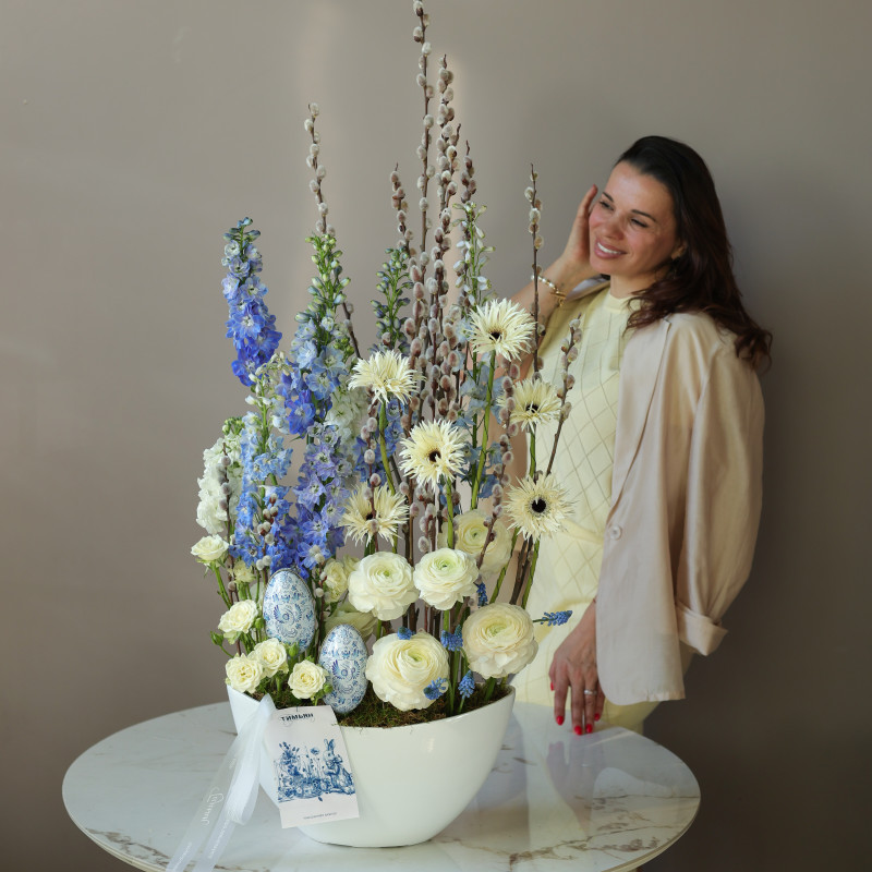 Пасхальная композиция в стильном кашпо в бело-голубой гамме