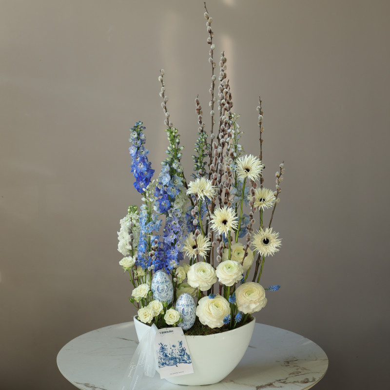 Пасхальная композиция в стильном кашпо в бело-голубой гамме