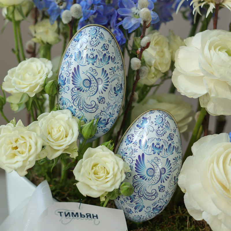 Пасхальная композиция в стильном кашпо в бело-голубой гамме
