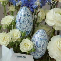 Пасхальная композиция в стильном кашпо в бело-голубой гамме