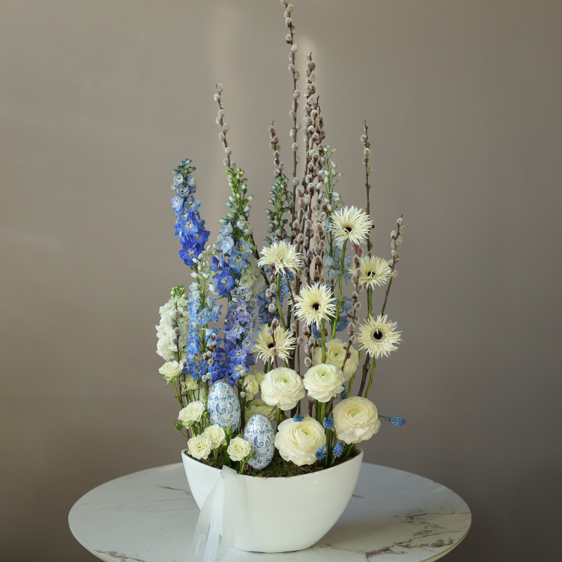 Пасхальная композиция в стильном кашпо в бело-голубой гамме