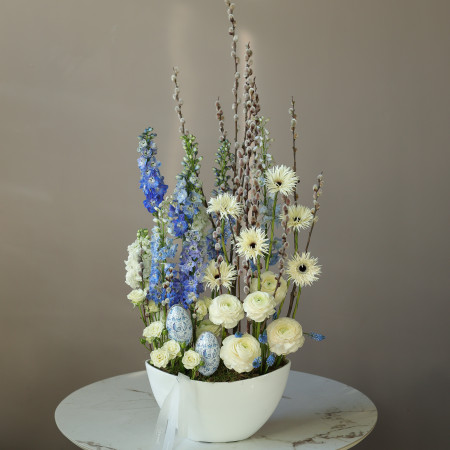 Пасхальная композиция в стильном кашпо в бело-голубой гамме