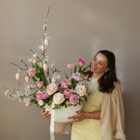 Пасхальная композиция с ранункулюсами, пионовидными розами, французскими тюльпанами и маттиолой