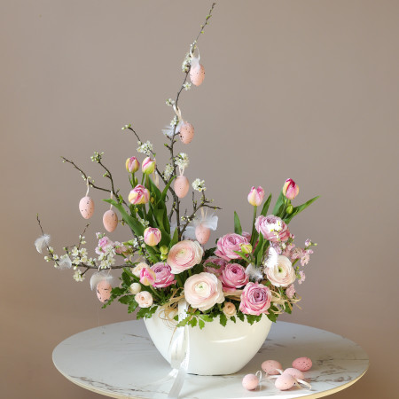 Пасхальная композиция с ранункулюсами, пионовидными розами, французскими тюльпанами и маттиолой