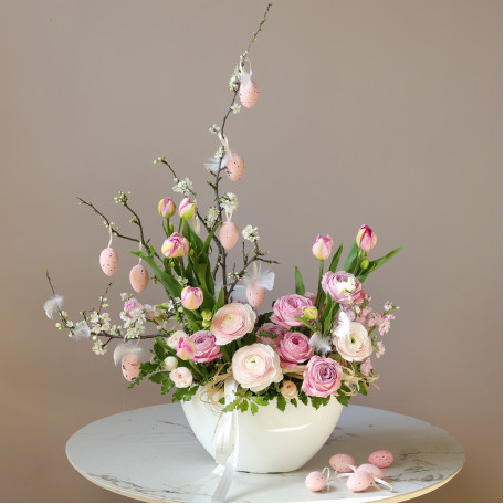 Пасхальная композиция с ранункулюсами, пионовидными розами, французскими тюльпанами и маттиолой