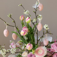 Пасхальная композиция с ранункулюсами, пионовидными розами, французскими тюльпанами и маттиолой