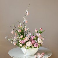 Пасхальная композиция с ранункулюсами, пионовидными розами, французскими тюльпанами и маттиолой