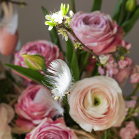 Пасхальная композиция с ранункулюсами, пионовидными розами, французскими тюльпанами и маттиолой