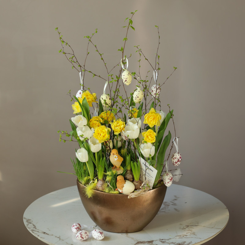 Пасхальная композиция с гиацинтами, нарциссами, тюльпанами и ветвями березы в кашпо