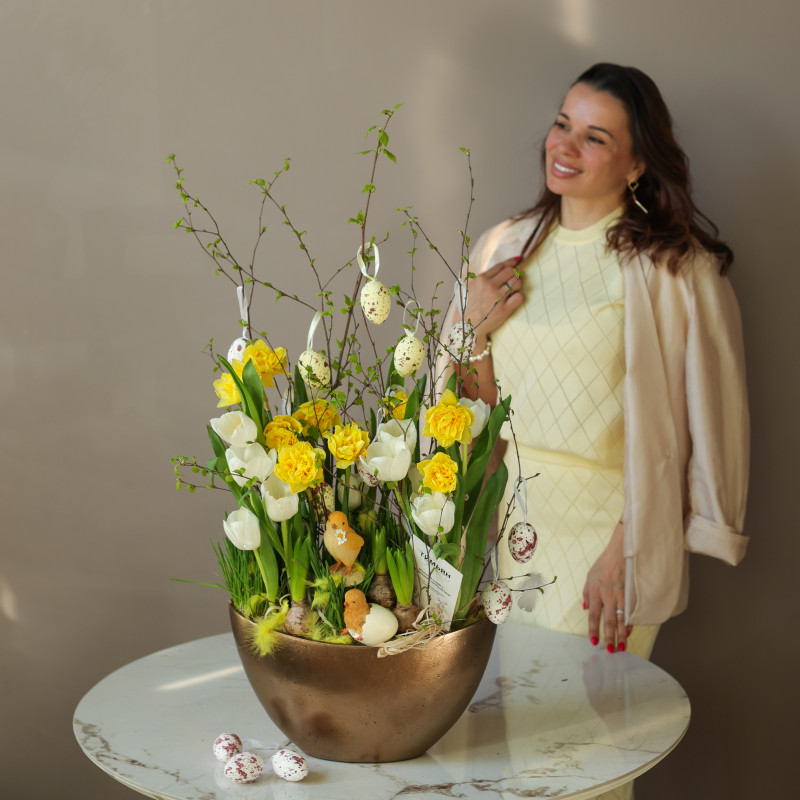 Пасхальная композиция с гиацинтами, нарциссами, тюльпанами и ветвями березы в кашпо