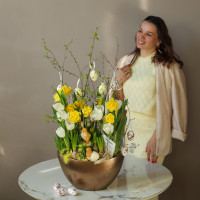Пасхальная композиция с гиацинтами, нарциссами, тюльпанами и ветвями березы в кашпо