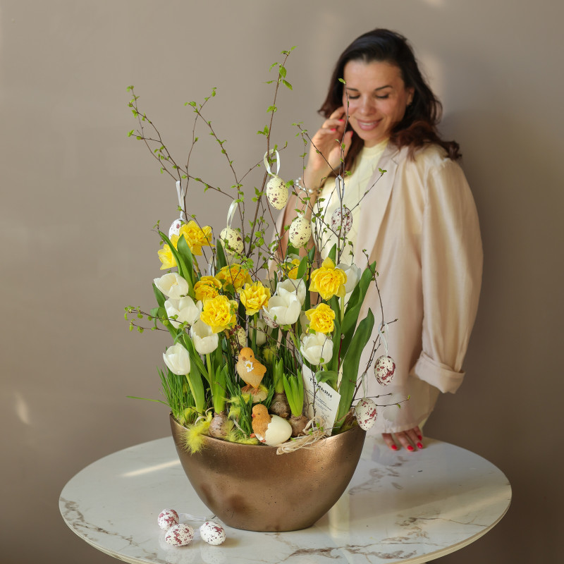 Пасхальная композиция с гиацинтами, нарциссами, тюльпанами и ветвями березы в кашпо