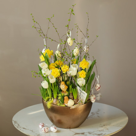Пасхальная композиция с гиацинтами, нарциссами, тюльпанами и ветвями березы в кашпо