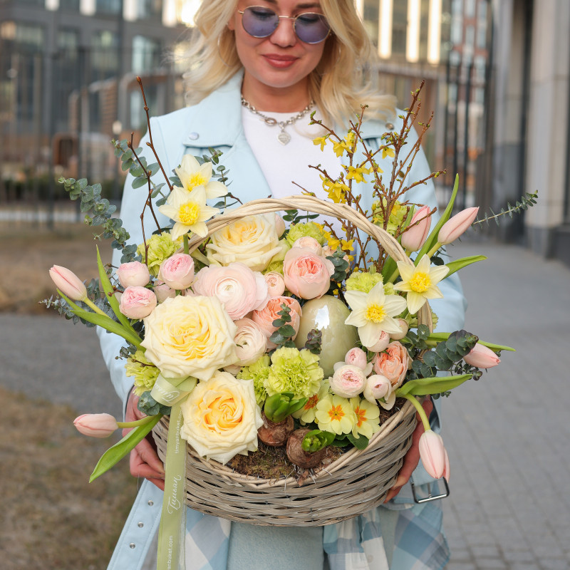 Пасхальная корзина с ранункулюсами, розами и первоцветами