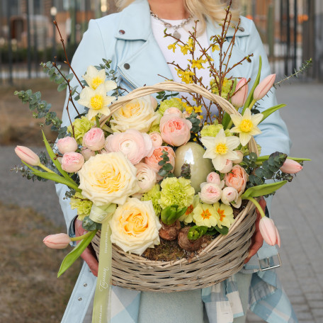 Пасхальная корзина с ранункулюсами, розами и первоцветами