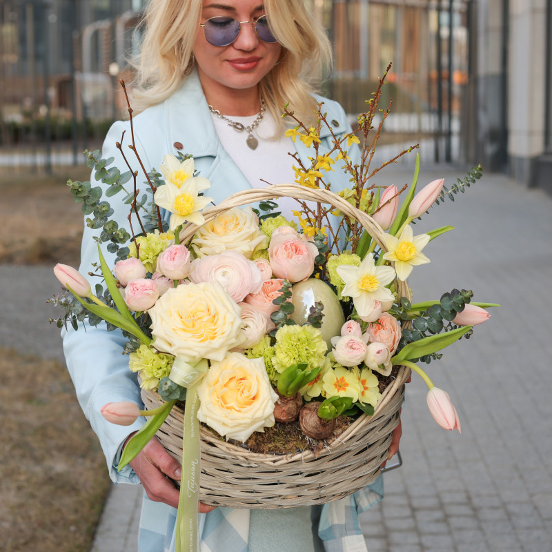 Пасхальная корзина с ранункулюсами, розами и первоцветами