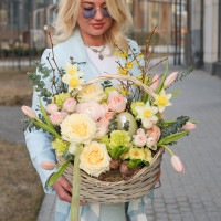 Пасхальная корзина с ранункулюсами, розами и первоцветами