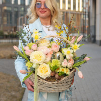 Пасхальная корзина с ранункулюсами, розами и первоцветами