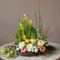 Пасхальная композиция с розами и луковичными первоцветами