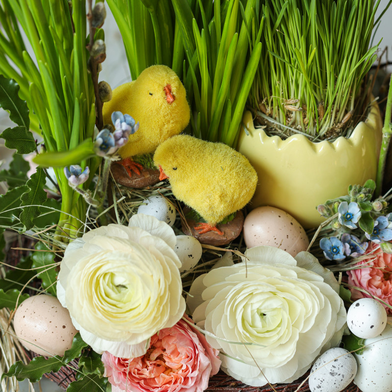 Пасхальная композиция с розами и луковичными первоцветами