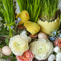 Пасхальная композиция с розами и луковичными первоцветами