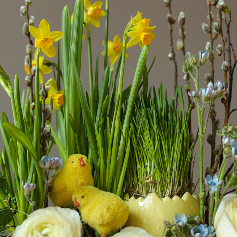 Пасхальная композиция с розами и луковичными первоцветами