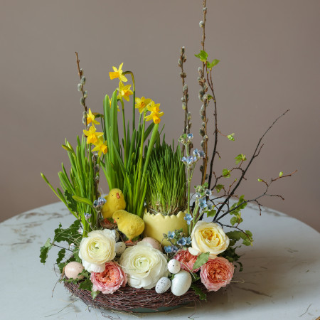 Пасхальная композиция с розами и луковичными первоцветами