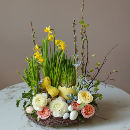 Пасхальная композиция с розами и луковичными первоцветами