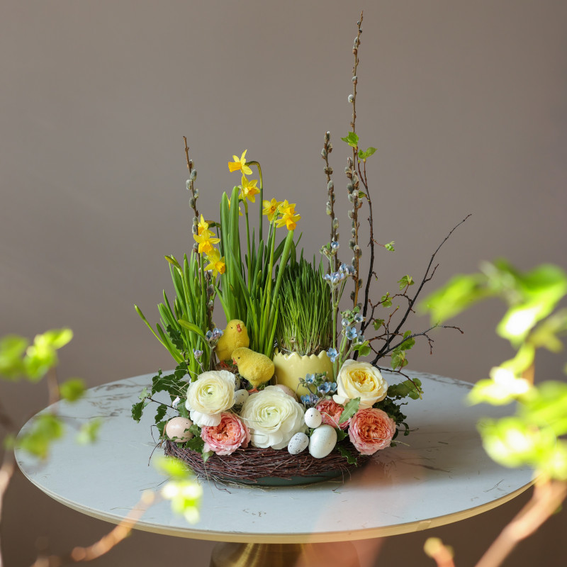 Пасхальная композиция с розами и луковичными первоцветами