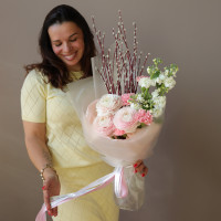 Букет с ранункулюсами и веточками вербы