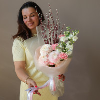 Букет с ранункулюсами и веточками вербы