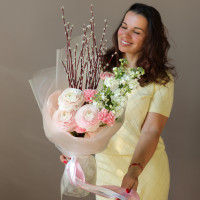 Букет с ранункулюсами и веточками вербы