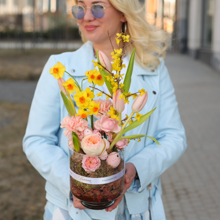 Пасхальная композиция в стеклянном цилиндре с миксом весенних цветов