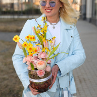 Пасхальная композиция в стеклянном цилиндре с миксом весенних цветов