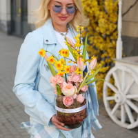 Пасхальная композиция в стеклянном цилиндре с миксом весенних цветов