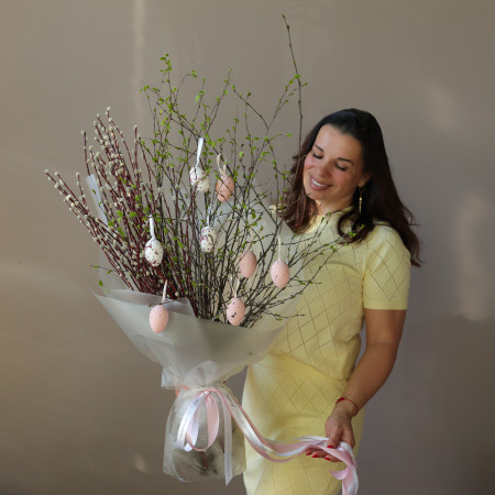 Пасхальный букет с веточками вербы и молодой липы