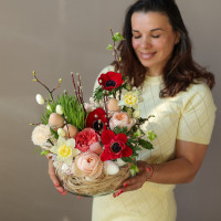 Пасхальная композиция в стекле с анемонами розами и нарциссами