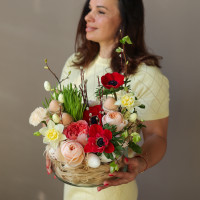 Пасхальная композиция в стекле с анемонами розами и нарциссами