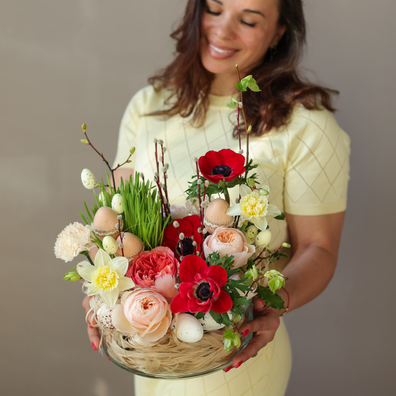 Пасхальная композиция в стекле с анемонами розами и нарциссами