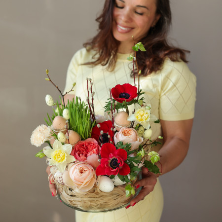 Пасхальная композиция в стекле с анемонами розами и нарциссами