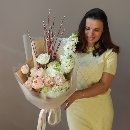 Пасхальный букет с пионовидными розами, гортензией и веточками вербы