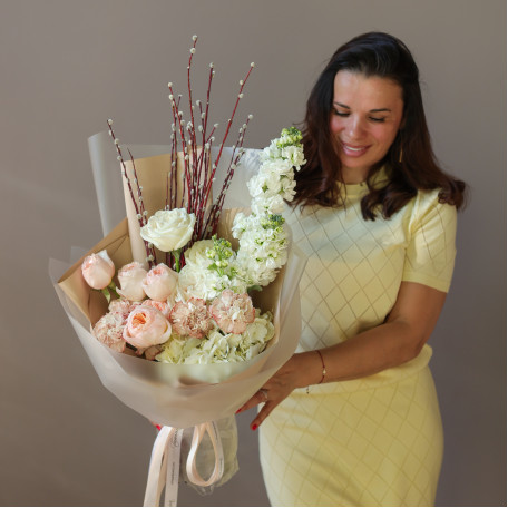 Пасхальный букет с пионовидными розами, гортензией и веточками вербы