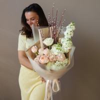 Пасхальный букет с пионовидными розами, гортензией и веточками вербы