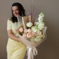 Пасхальный букет с пионовидными розами, гортензией и веточками вербы