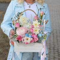 Пасхальная корзинка с ранункулюсом, розами и нарциссами