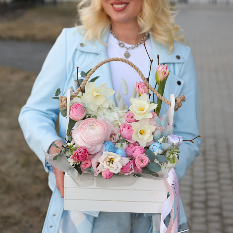 Пасхальная корзинка с ранункулюсом, розами и нарциссами